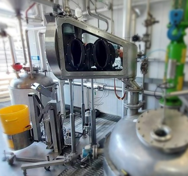 Rigid isolator - Reactor feed-in
